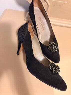Vintage 7 Women's Black Suede Heels with Decorative Gold Brooch pumps kitten